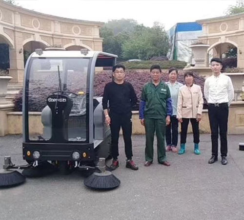 電動(dòng)掃地車 電動(dòng)掃地車